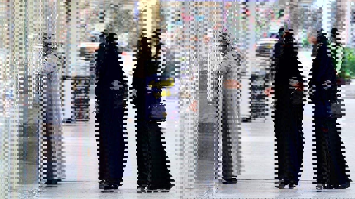 السعودية تكشف شروط منح إقامة للنساء اللاتي يتبعن ديانة مغايرة لأزواجهن
