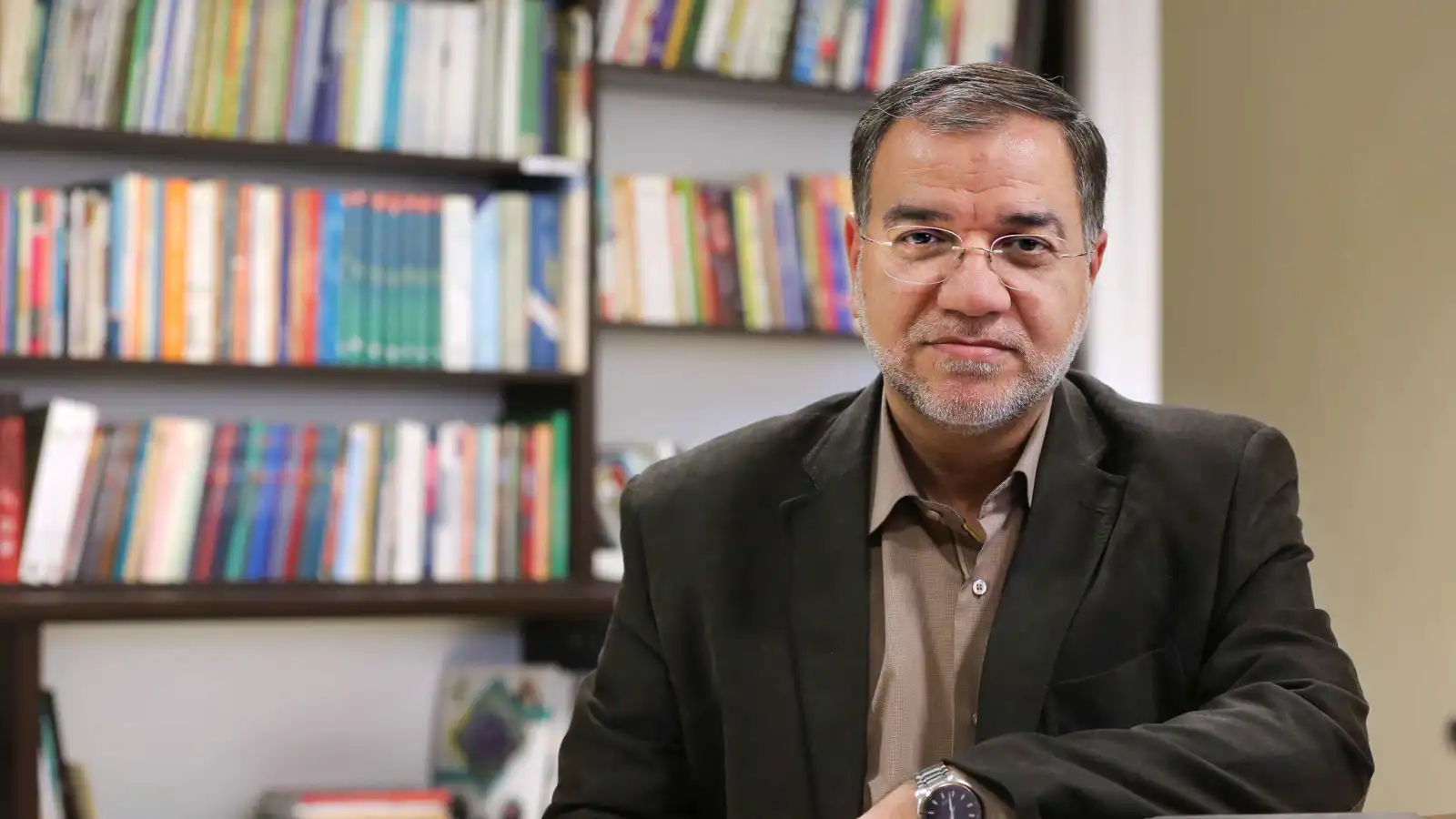 "اسأل كبارك".. مقرب من خامنئي يرد على إيلون ماسك بالصور