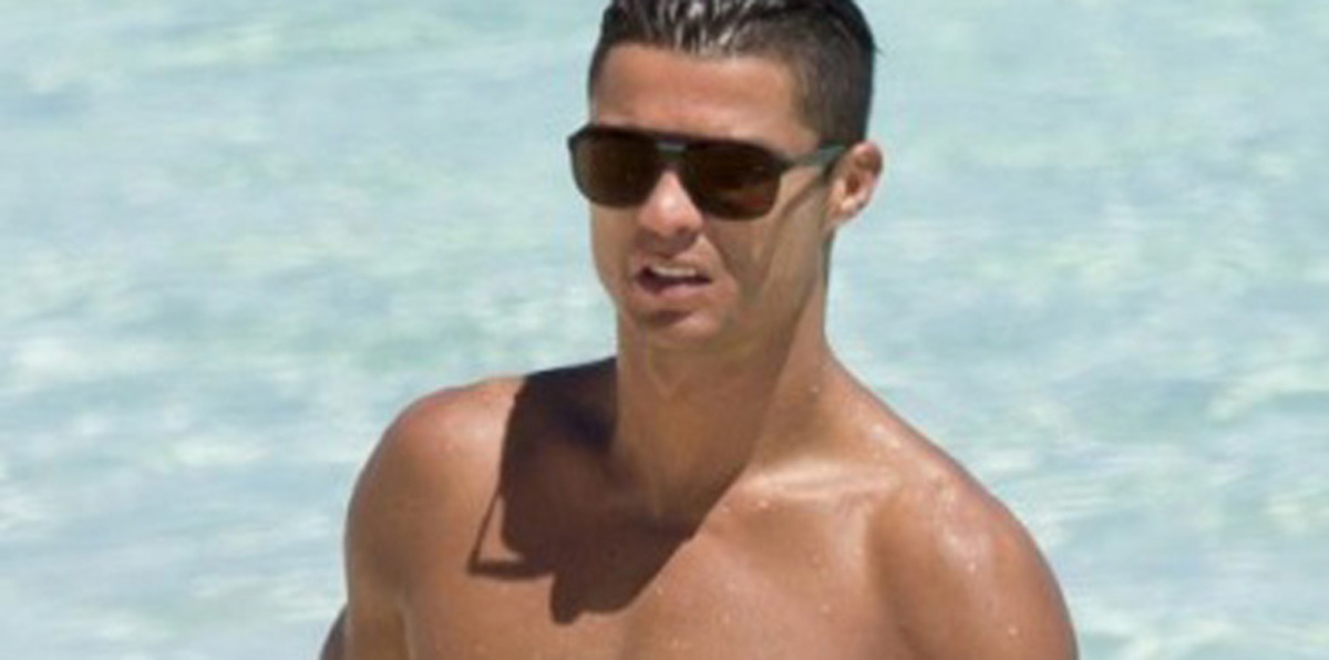 كريستيانو رونالدو في صور مثيرة مع ساندرا ديفيز.. هل وقع في شباكها؟