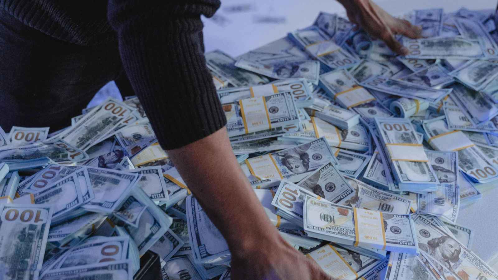 هل الأثرياء أكثر كرما وسخاء؟ دراسة توضّح