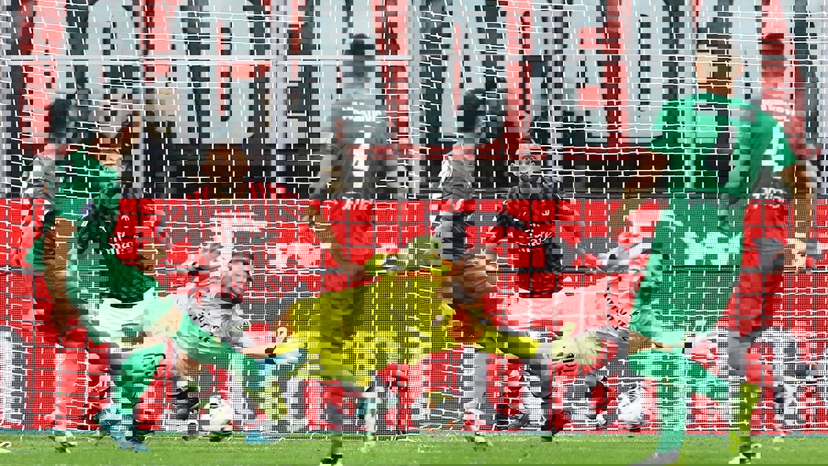 ميلان يخسر أمام فيورنتينا بثلاثية ويقترب من مراكز الهبوط في ترتيب الدوري الإيطالي (فيديو)