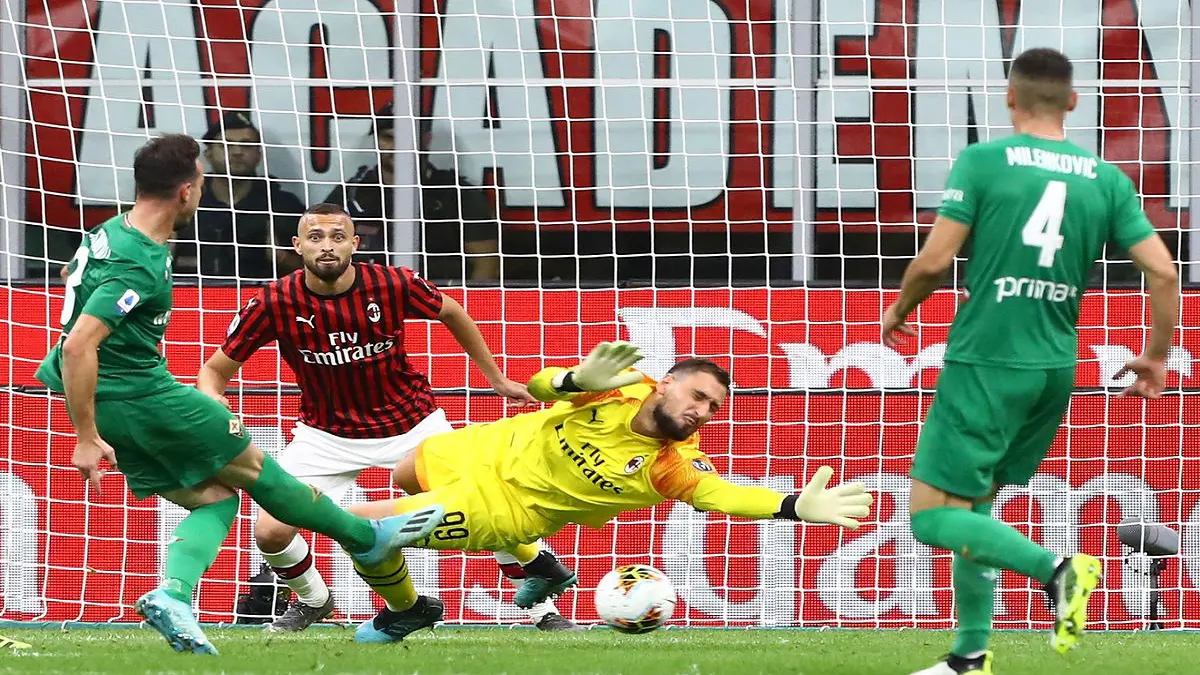 ميلان يخسر أمام فيورنتينا بثلاثية ويقترب من مراكز الهبوط في ترتيب الدوري الإيطالي (فيديو)