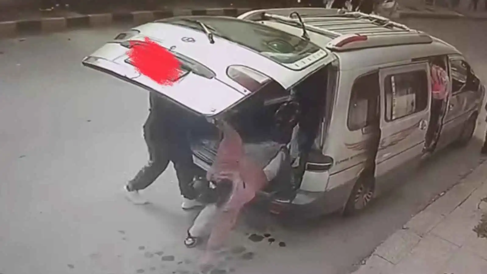 فيديو صادم يهز الأردن.. القبض على سائق ألقى بطفلته من باص