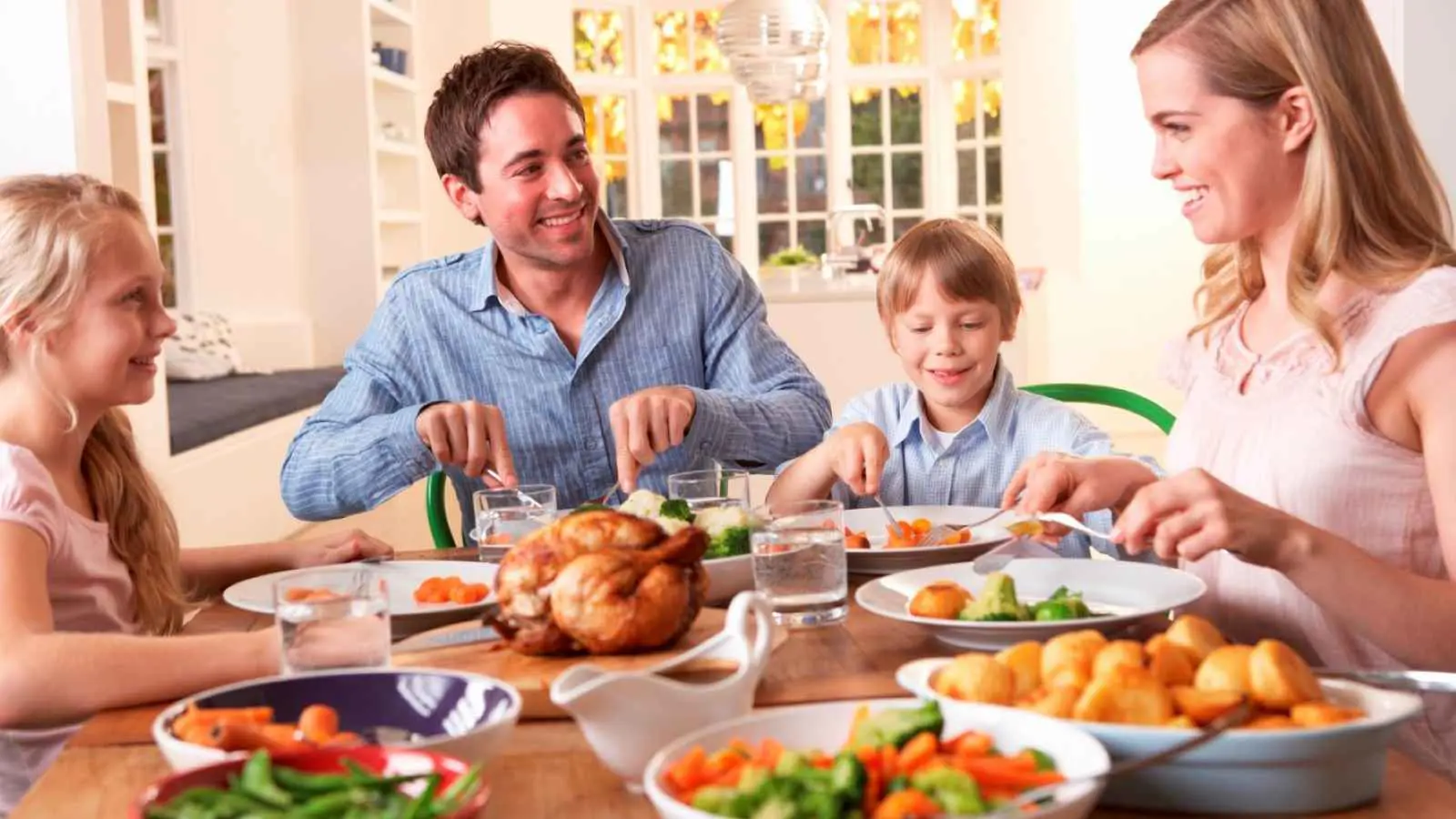 "عقول صغيرة وعيون مُراقِبة".. كيف يلتقط الأطفال تصرفاتنا دون أن ندري؟