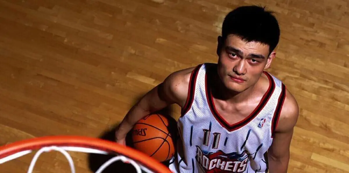 الصين تعين أسطورة كرة السلة ياو مينغ "سفيرًا للمريخ"