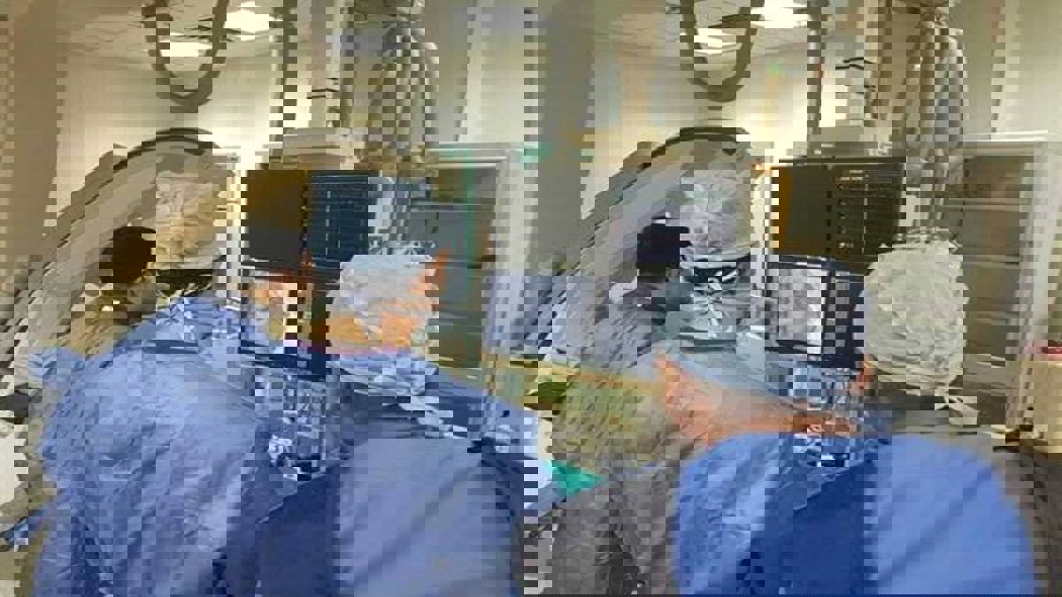 مستشفى خاص رفض استقبالها.. مصرية مصابة بالإيدز تضع توأما غير مصاب