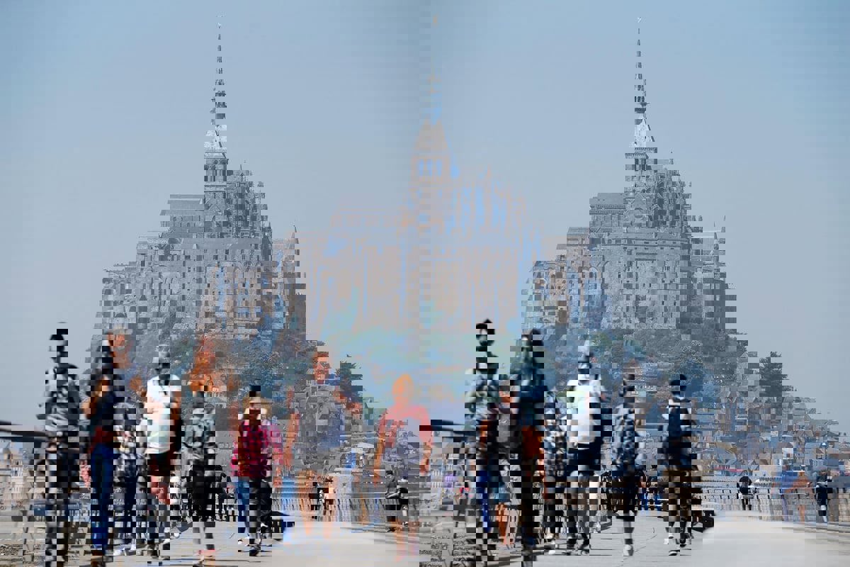 السرطان والتأمين الصحي ملفان يؤرقان الفرنسيين