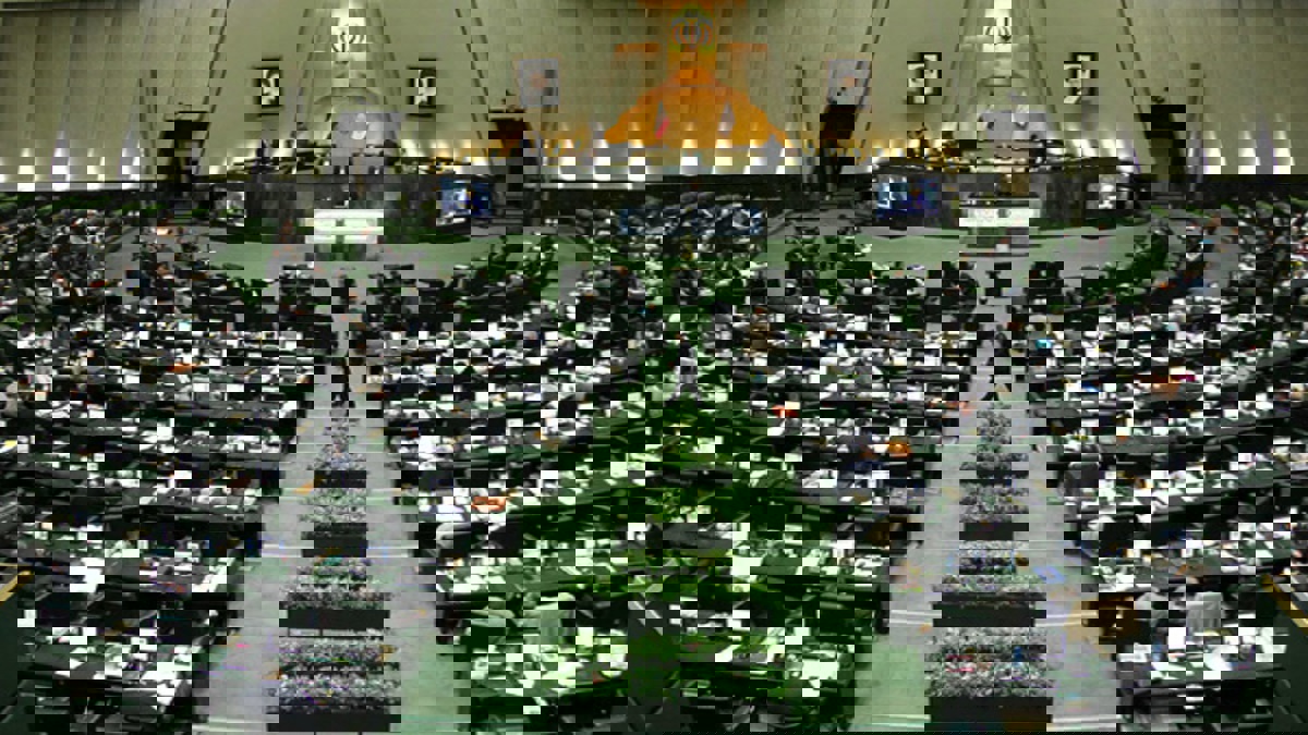 البرلمان الإيراني يعتزم إجبار عائلات المسؤولين على العودة من الخارج