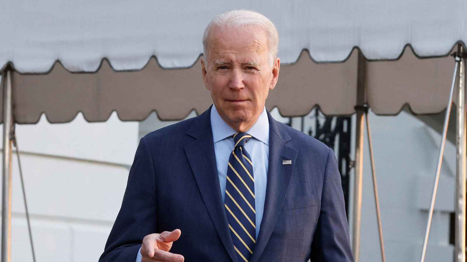 بايدن يتعثر في الرمال على شاطئ ديلاوير (فيديو)