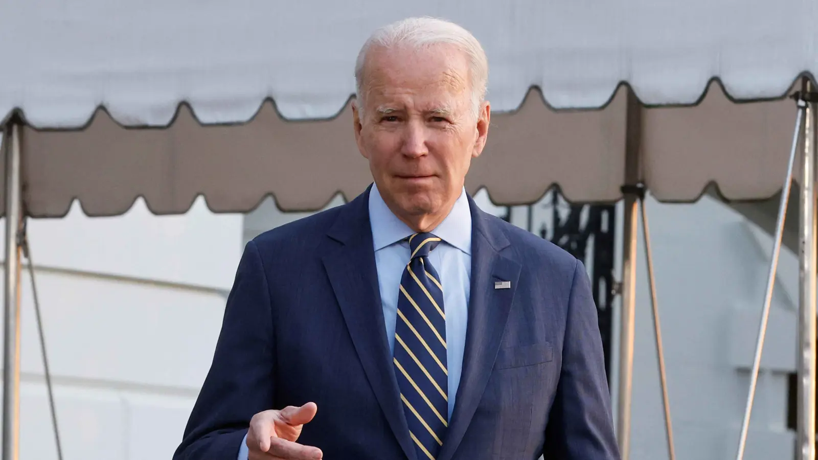 بايدن يتعثر في الرمال على شاطئ ديلاوير (فيديو)