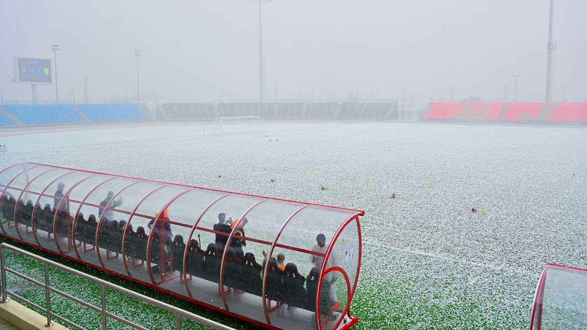 الثلوج تغطي ملعب الجوف قبل مباراة العروبة مع الاتحاد (فيديو)