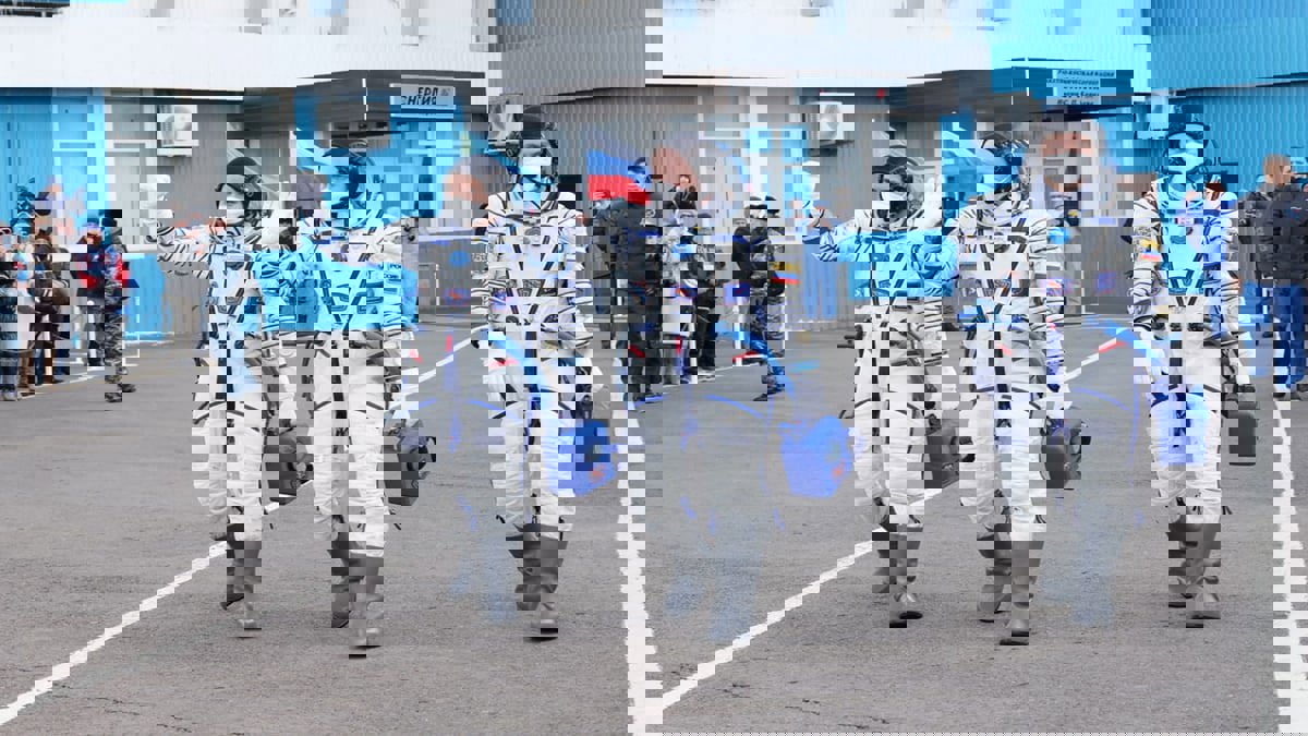 موسكو تسخر من تقارير عن ارتداء رواد فضاء روس ملابس صفراء دعما لأوكرانيا