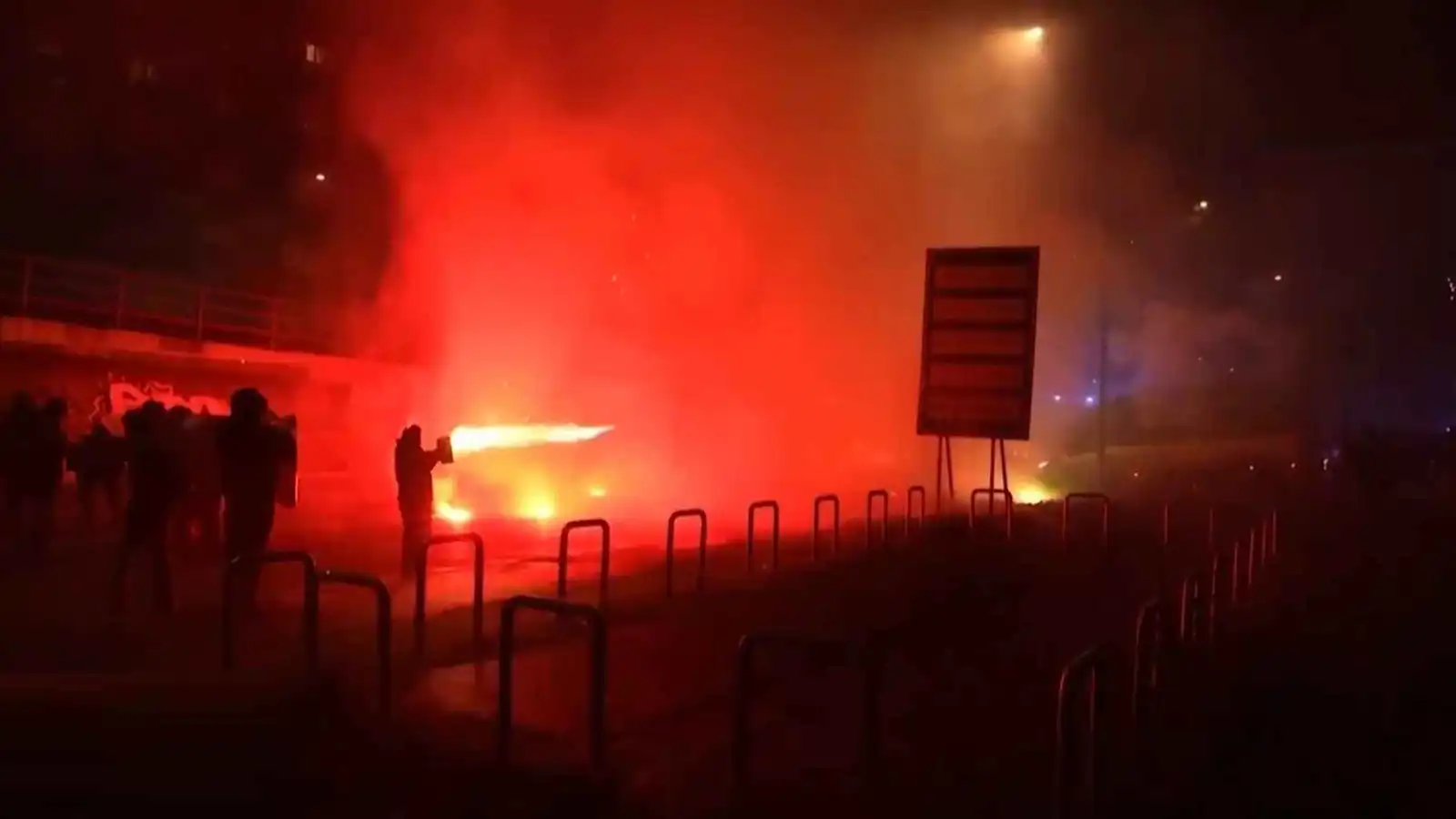 الشرطة الإيطالية تقمع تظاهرة شارك بها الآلاف في ميلان (فيديو)