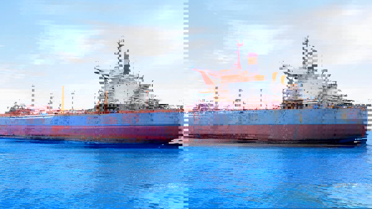 الأمم المتحدة تبدأ سحب النفط من الناقلة "صافر" قبالة سواحل اليمن
