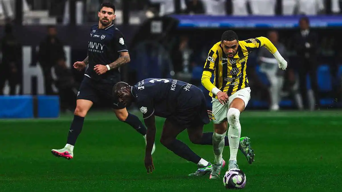 ضربة جزاء وطرد.. خطأ فادح لحكم مباراة الهلال والاتحاد (فيديو)