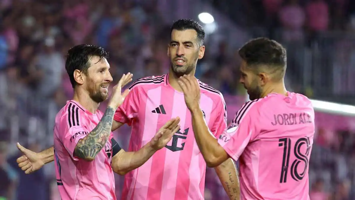 تدرك أن وقتك سيأتي قريبًا.. ميسي يعلق على اعتزال بوسكيتس وجوردي ألبا