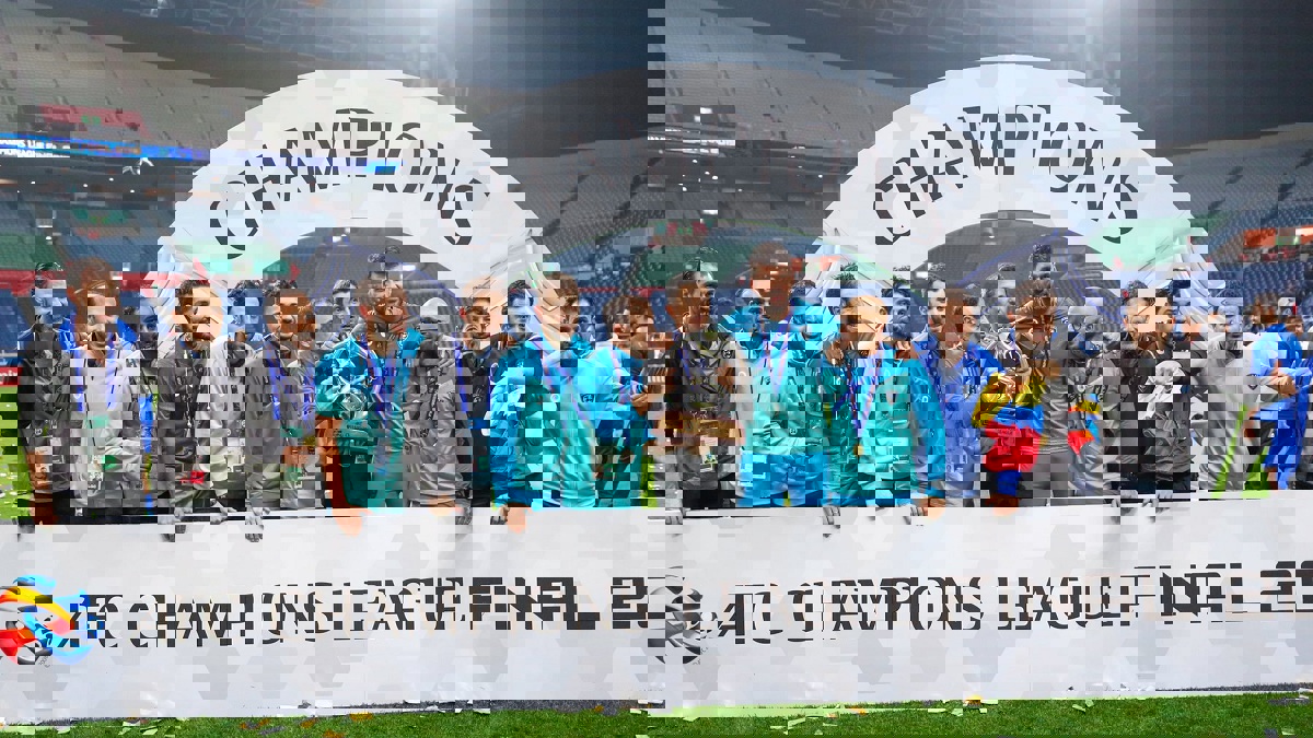 شاهد فرحة الأمير عبدالعزيز بن ناصر بن عبدالعزير آل سعود بانتصار نادي الهلال (فيديو)‎