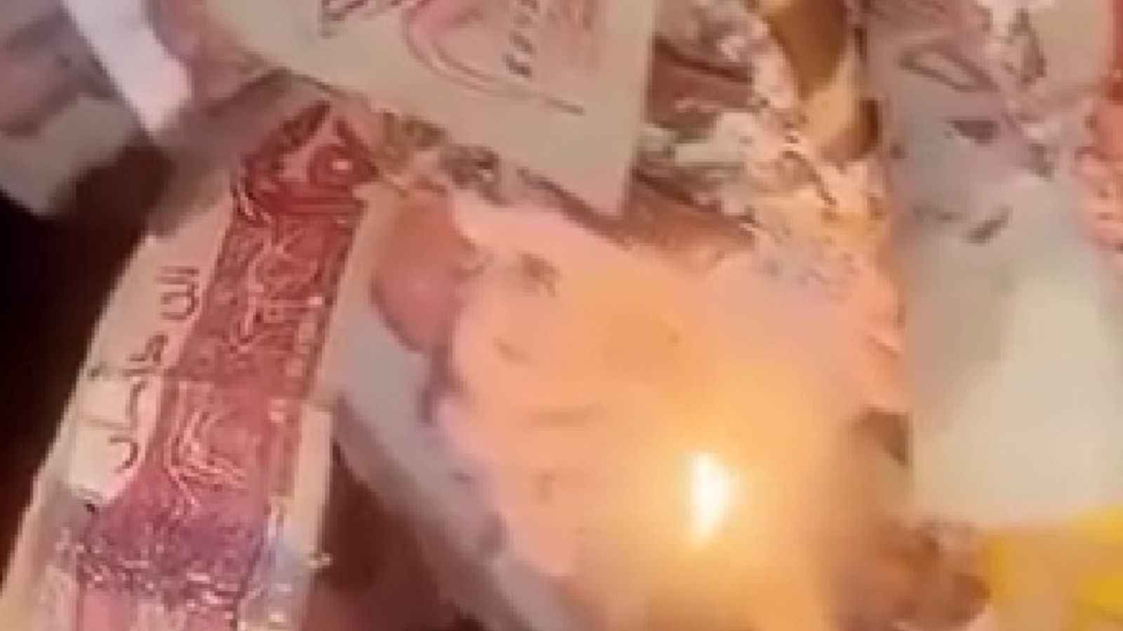 غضب في الجزائر بسبب حرق مؤثرَين نقودا في عيد ميلاد (فيديو)