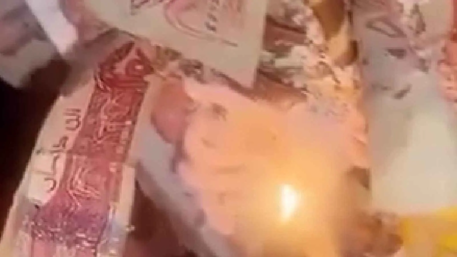 غضب في الجزائر بسبب حرق مؤثرَين نقودا في عيد ميلاد (فيديو)