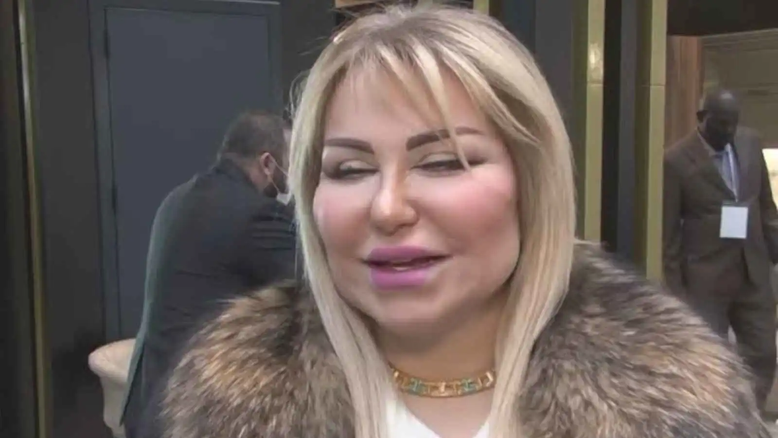 حاملة "منشفة".. دبلوماسية عراقية تدافع عن اتهامها بالسرقة (فيديو)