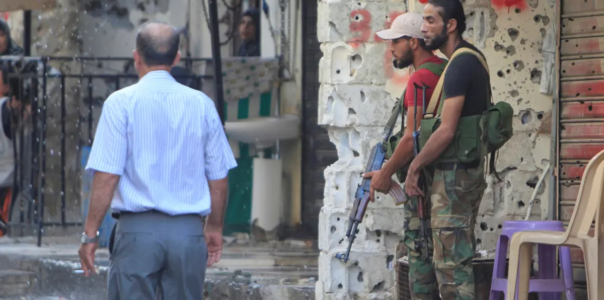 "عين الحلوة" يشهد تصعيدًا مسلحًا وإصابة 3 فلسطينيين