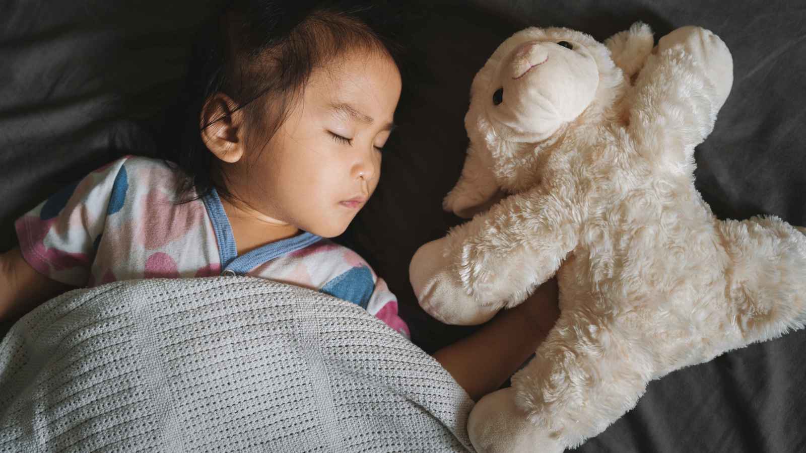 متى يجب أن تقلق بشأن تعلق طفلك الزائد بأغراضه؟