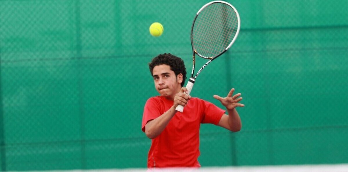 من الحرب إلى الملاعب الصفراء.. اليمني الحسن إسحق يحقق نجاحًا لافتًا (صور)