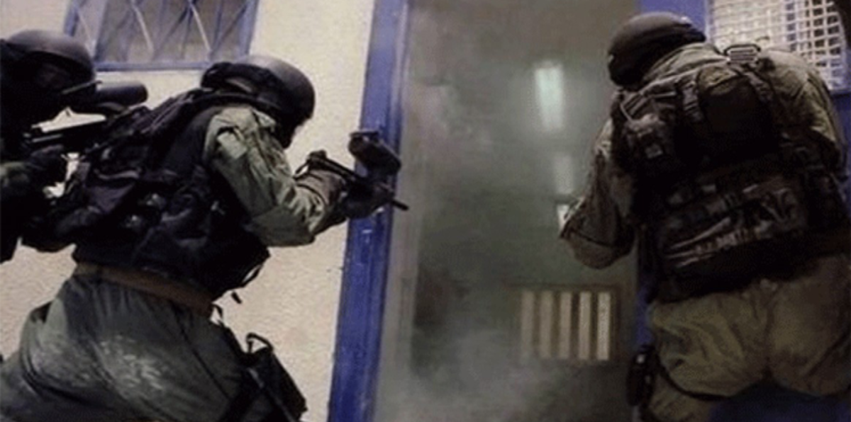 الاحتلال الإسرائيلي يداهم "أقسام حماس" بسجن نفحة وينكل بالأسرى