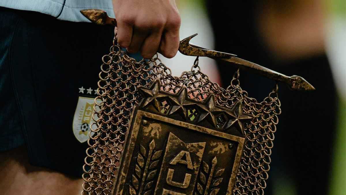 "درع معدني".. فالفيردي يخطف الأنظار براية تاريخية لمنتخب أوروغواي (صور) 