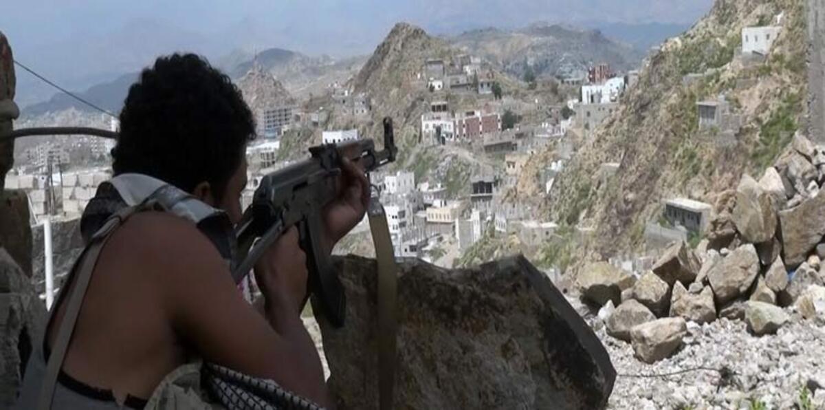 الحوثيون يطبقون الحصار على تعز بتفجير جسر يربطها بعدن