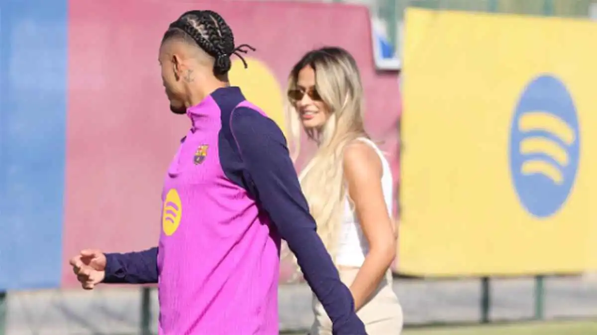 نجم برشلونة يفاجئ زوجته بسيارة خرافية (فيديو)