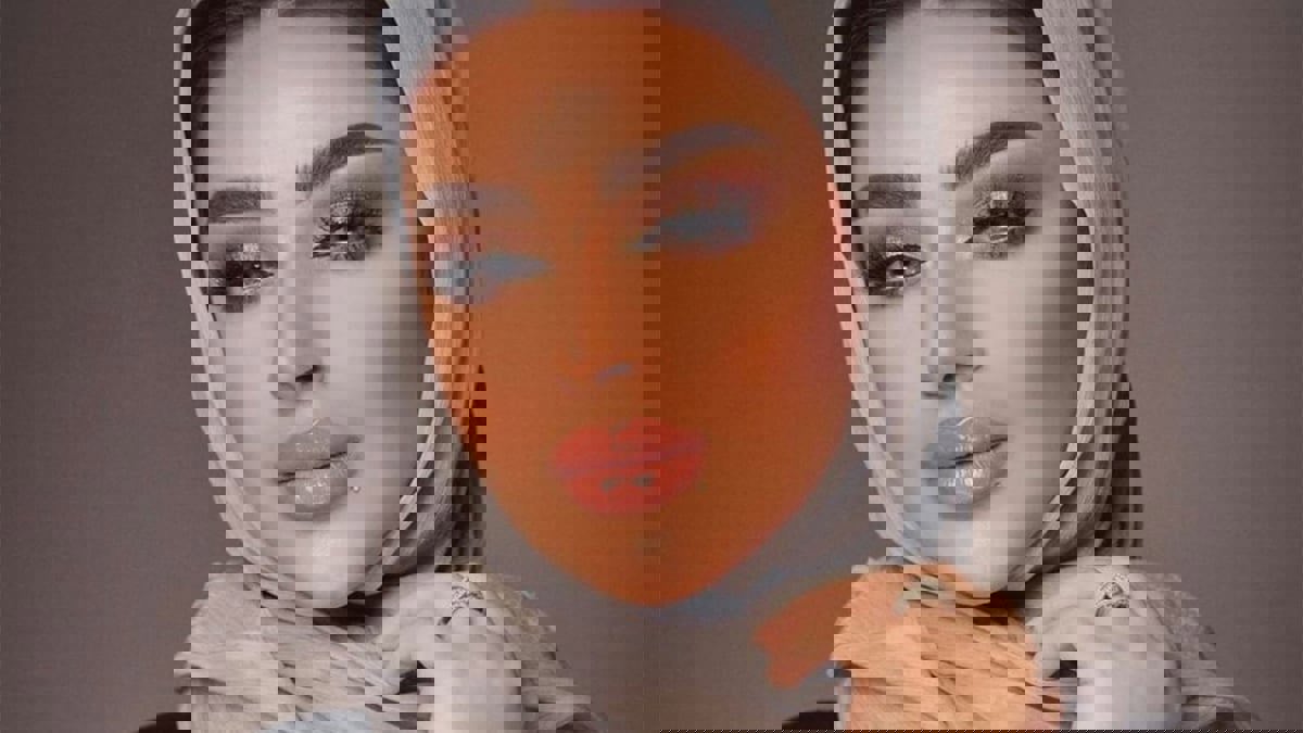 أمل الأنصاري بعد انتصارها بمعركة قضائية ضد مشهورة: "الجايين في الطريق"