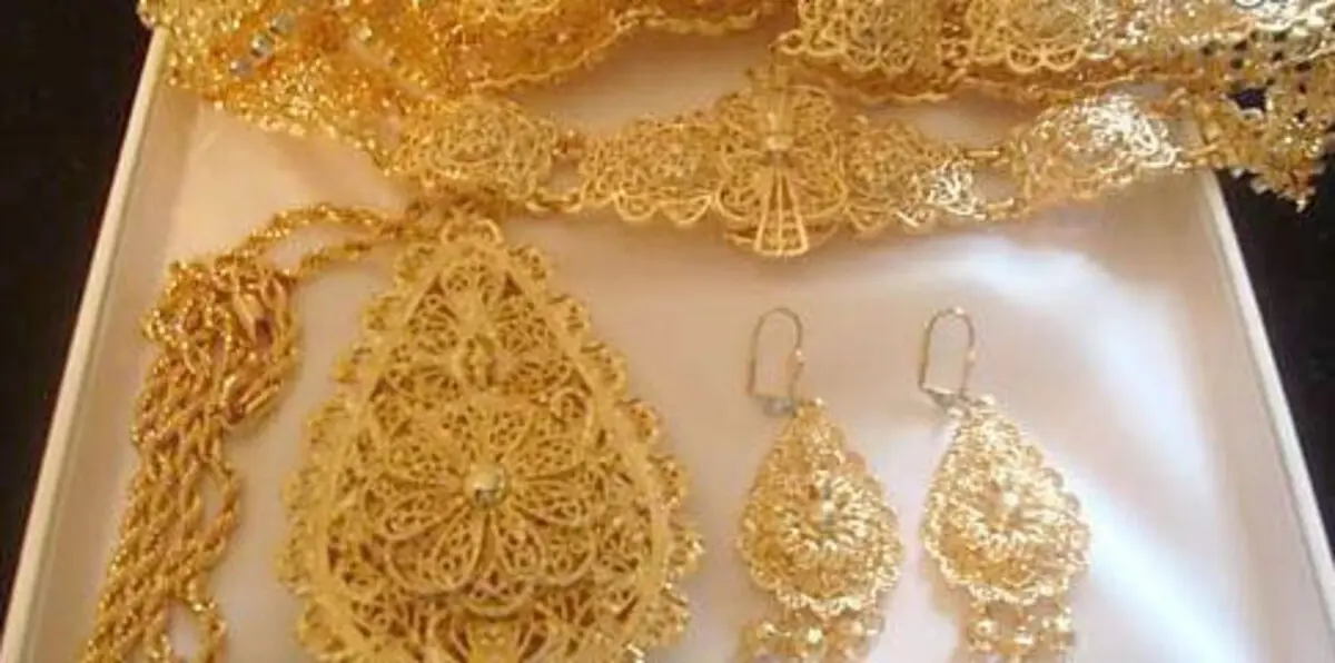 سيدة يمنية تتبرع بذهبها لدعم المقاومة الشعبية في دمت