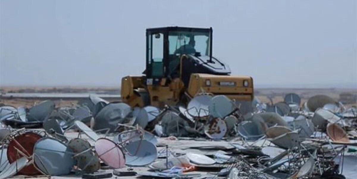 بالفيديو.. سكان مناطق داعش يحطّمون أجهزة الريسيفر وأطباق الستلايت