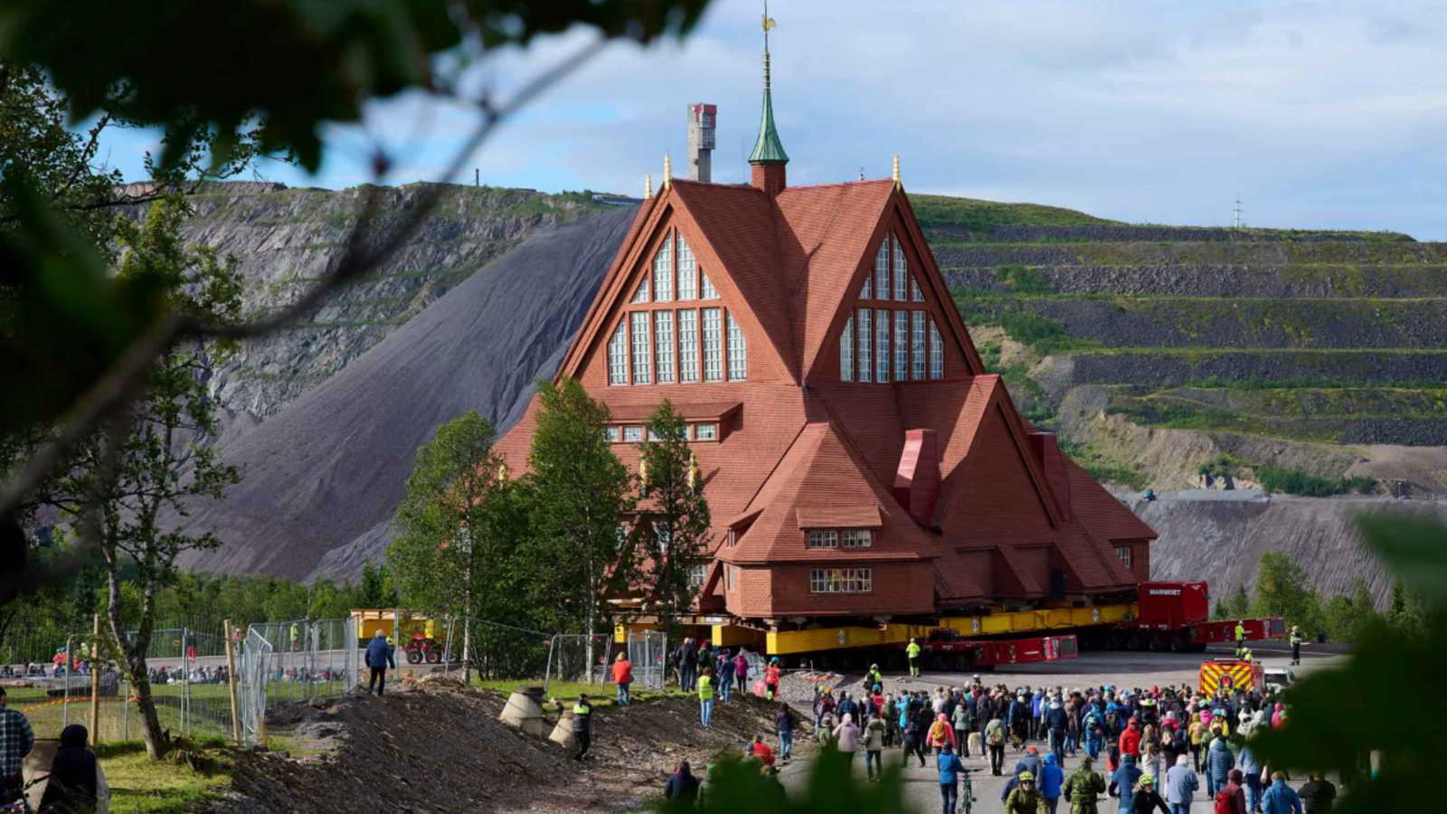 نقل كنيسة تاريخية في السويد لمسافة 5 كيلومترات (فيديو)