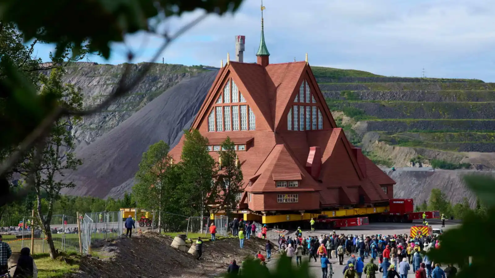 نقل كنيسة تاريخية في السويد لمسافة 5 كيلومترات (فيديو)