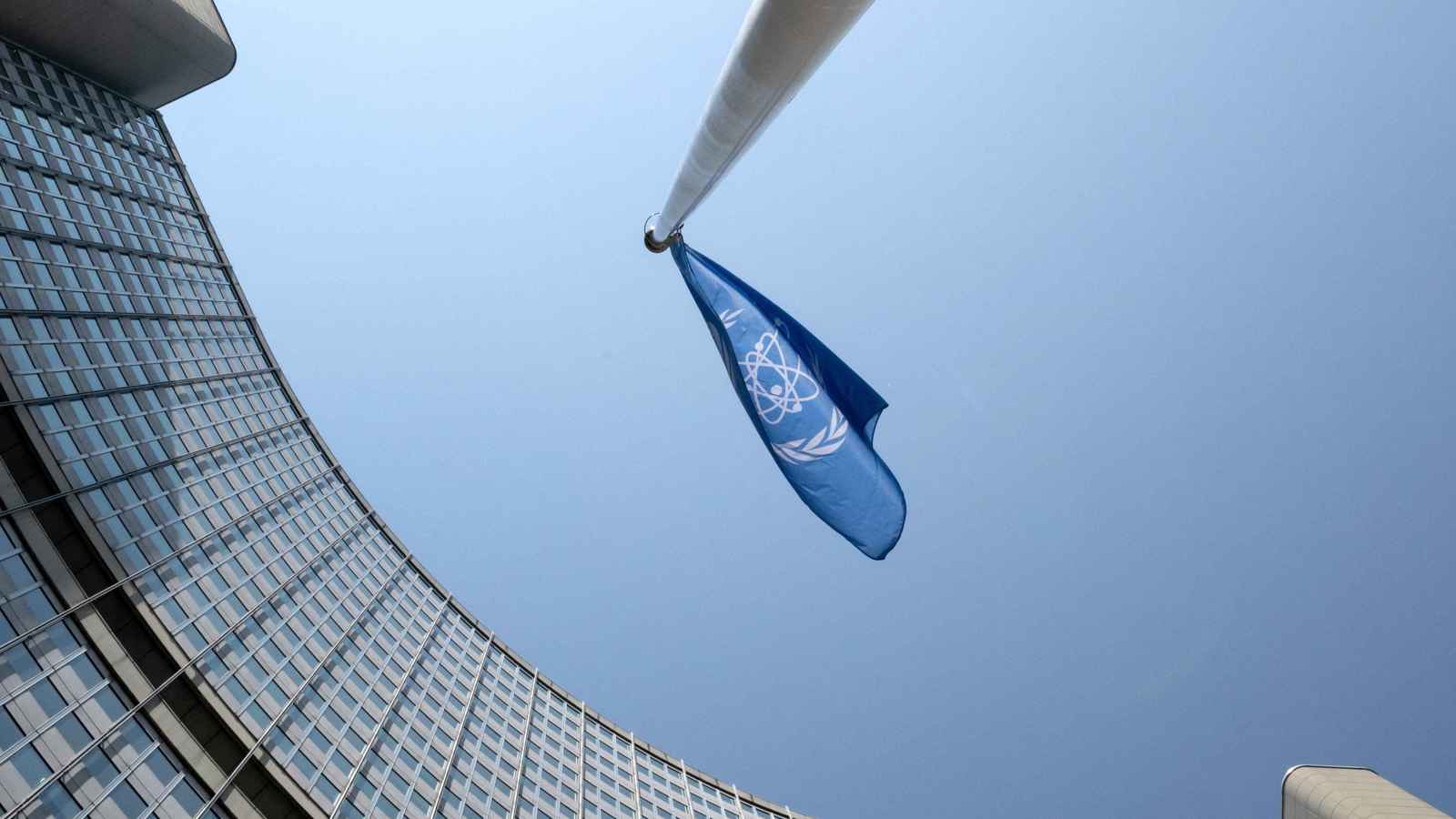 لماذا علّقت إيران التعاون مع وكالة الطاقة الذرية؟