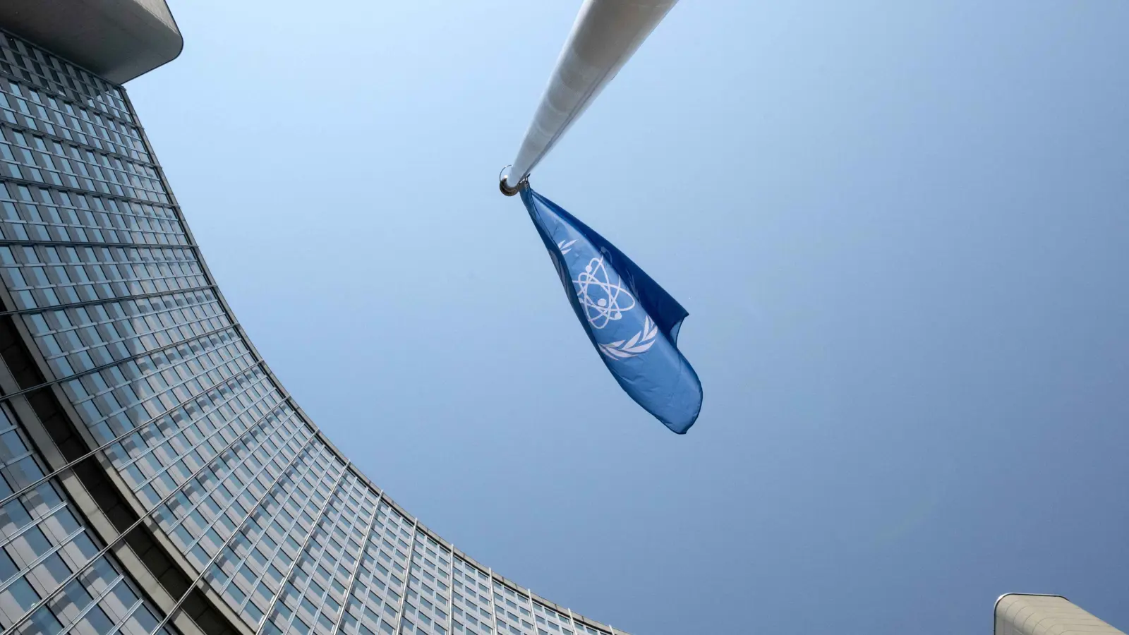 لماذا علّقت إيران التعاون مع وكالة الطاقة الذرية؟