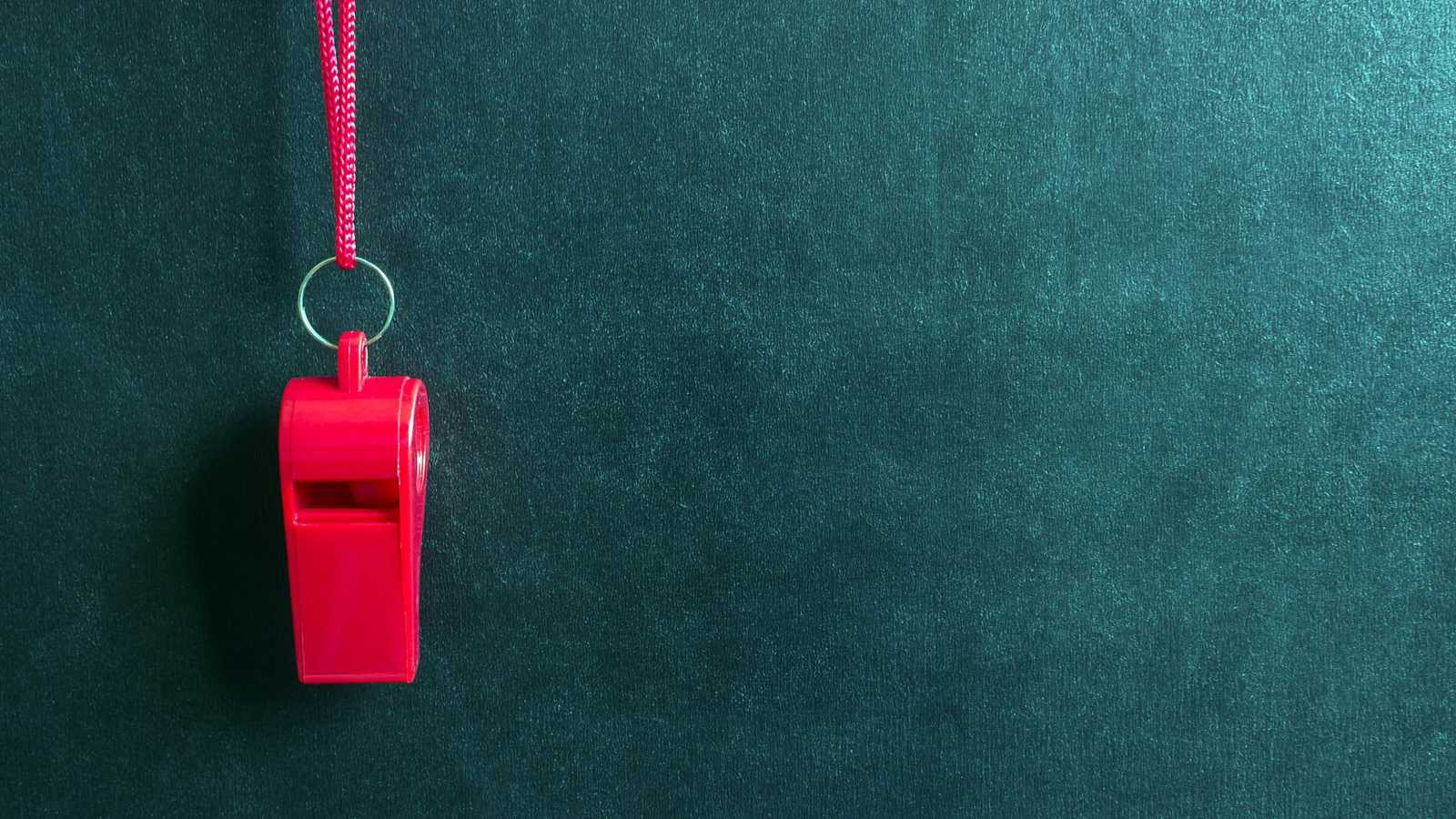 طفل لبناني يثير الدهشة بإصدار أصوات صفير من معدته (فيديو)