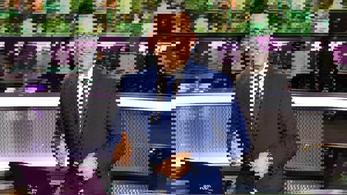 مذيع قناة العربية إبراهيم بدر يوجه رسالة إلى "مسن حائل"