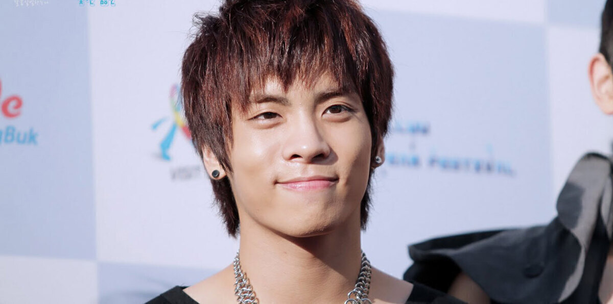 حادثة انتحار المغني "جونق هيون" تلقي بظلالها على عشاقه في السعودية