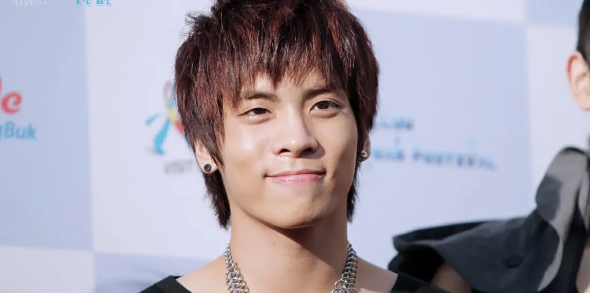 حادثة انتحار المغني "جونق هيون" تلقي بظلالها على عشاقه في السعودية