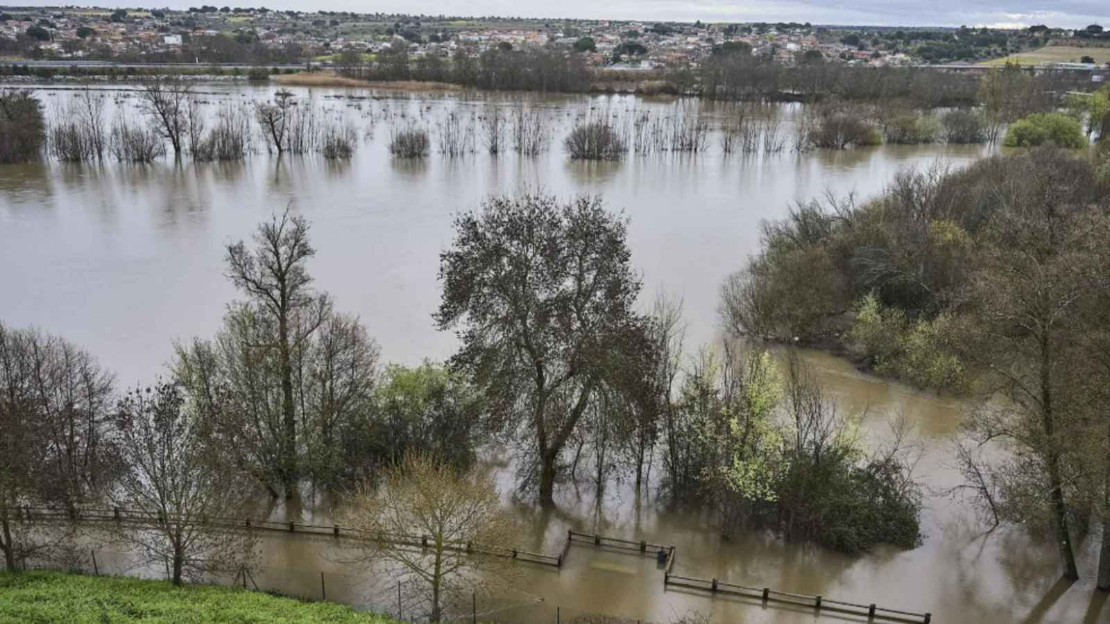 فيضان نهر تاجة يدمر جسرًا رومانيًا عريقًا في إسبانيا (فيديو)