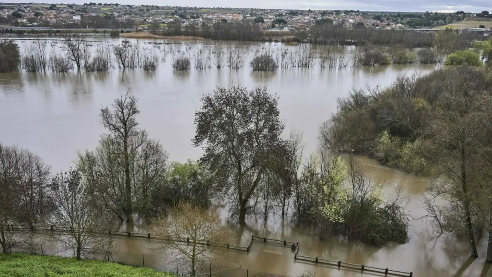 فيضان نهر تاجة يدمر جسرًا رومانيًا عريقًا في إسبانيا (فيديو)
