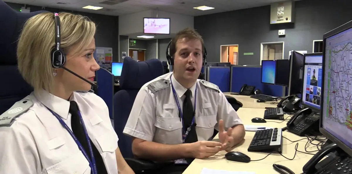 شاهد لحظة هروب 13 مهاجرًا على الطريق السريع غرب لندن (فيديو)