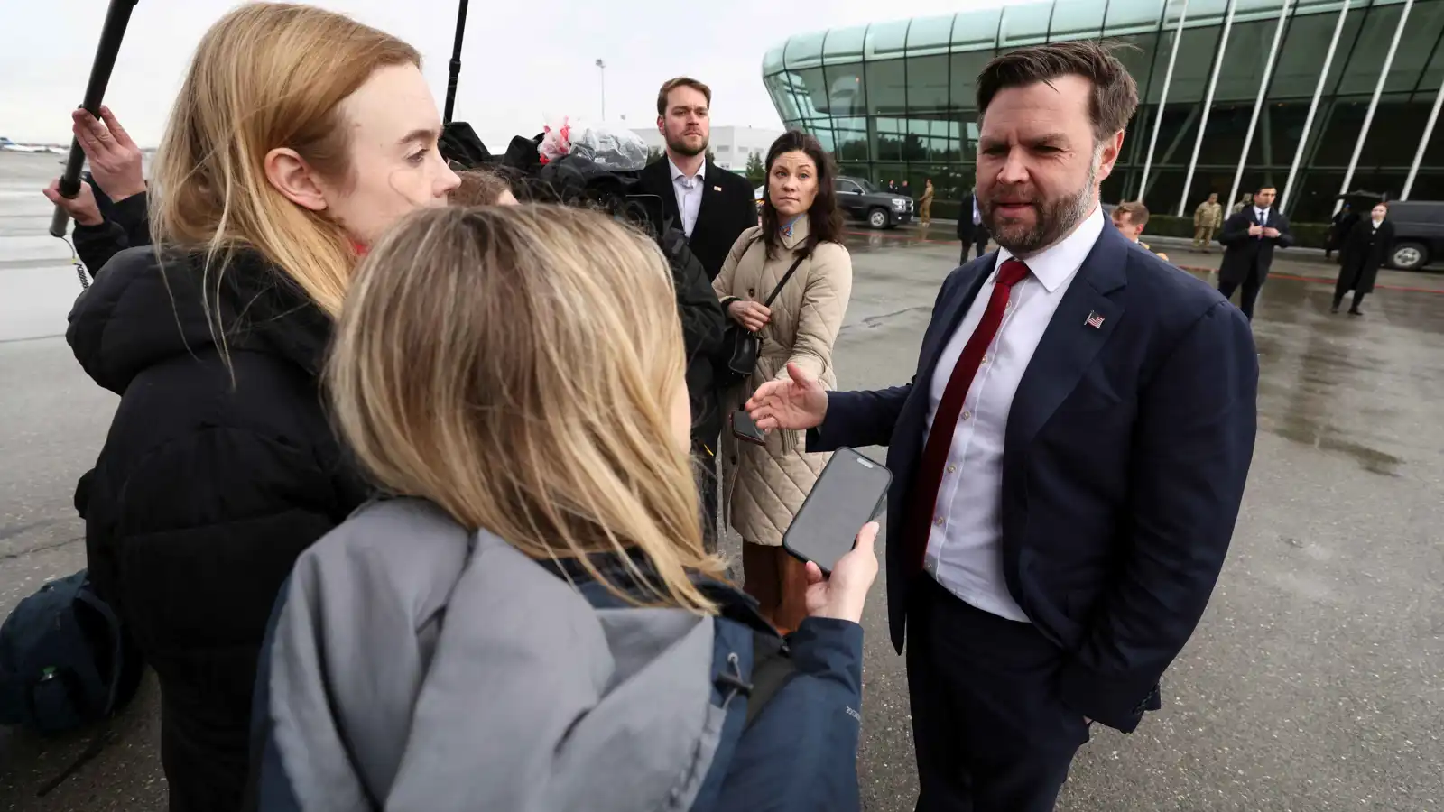 لتجنب "مسار الحرب".. نائب ترامب يدخل على خط مفاوضات مع إيران