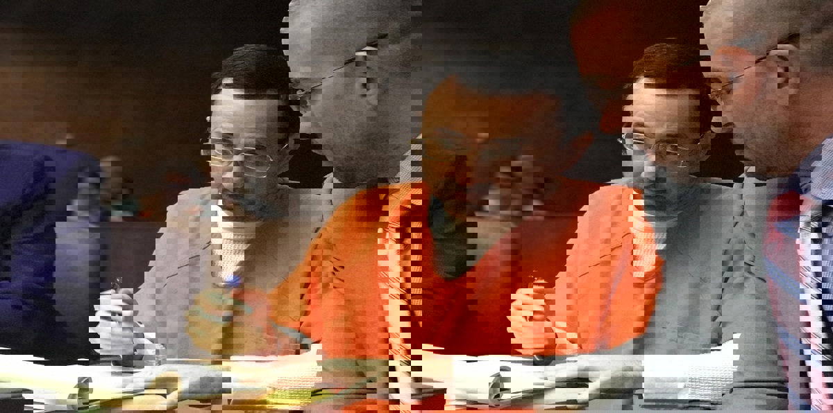 طبيب سابق لمنتخب الجمباز الأمريكي النسائي متهم بالاستغلال الجنسي يتعرّض لهجوم داخل المحكمة 