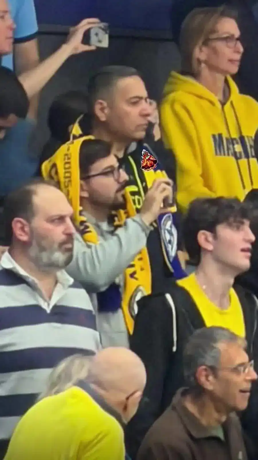 المتحدث العسكري الإسرائيلي إيفي دافرين يشاهد المباراة