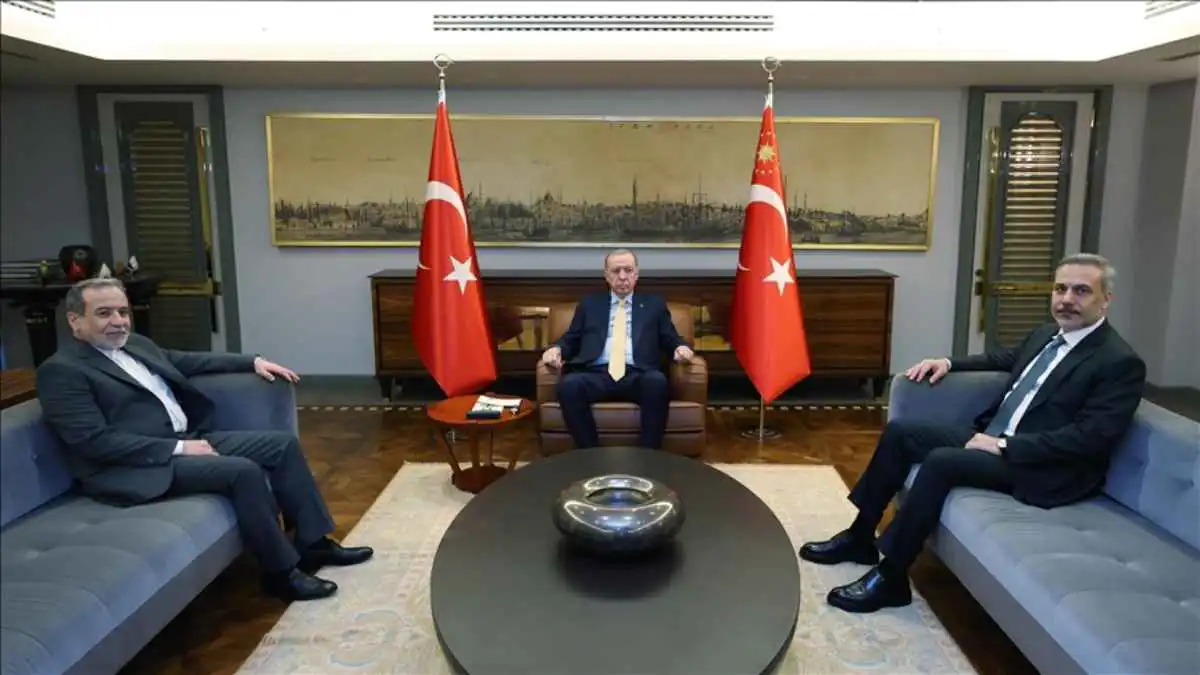 بعد عرضه الوساطة.. أردوغان يلتقي عراقجي في إسطنبول