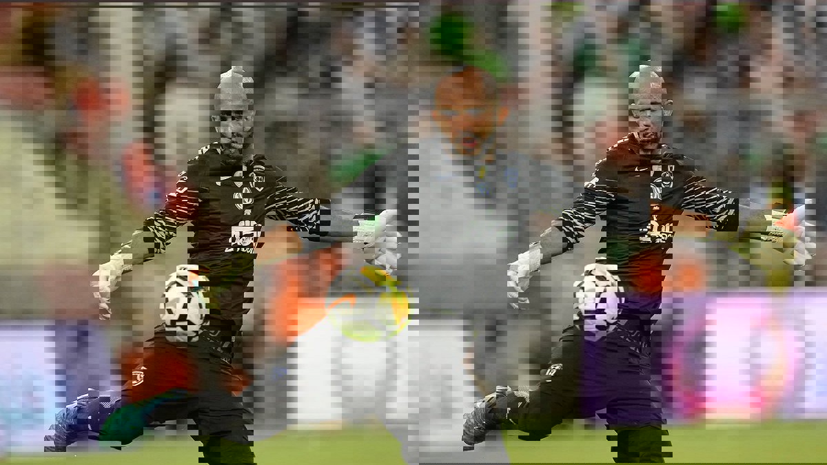 نادي الهلال السعودي يمنح علي الحبسي الضوء الأخضر للبحث عن عروض